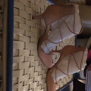 Beautiful size 7 1/2 pink velvet heals 2inch”